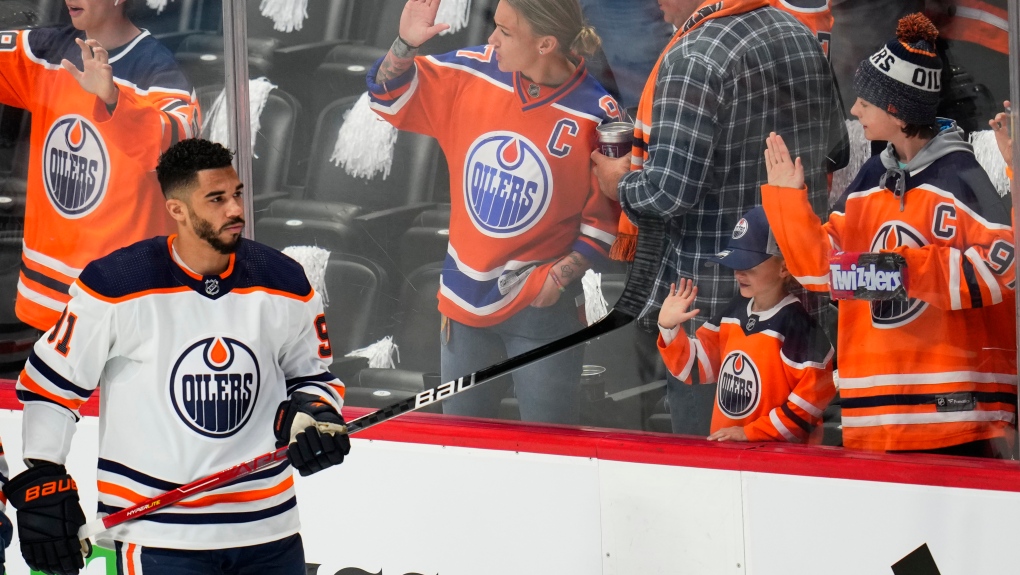 'I'm back': Evander Kane signs on for another 4 seasons with Oilers