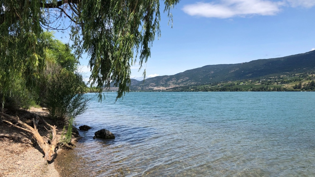 Man drowns in Okanagan lake while trying to help another boat passenger