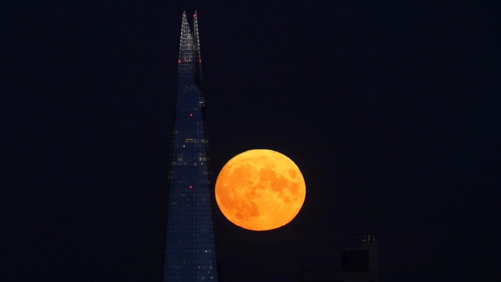 "Lune d'esturgeon": la dernière super lune de l'année passe au-dessus de la Terre