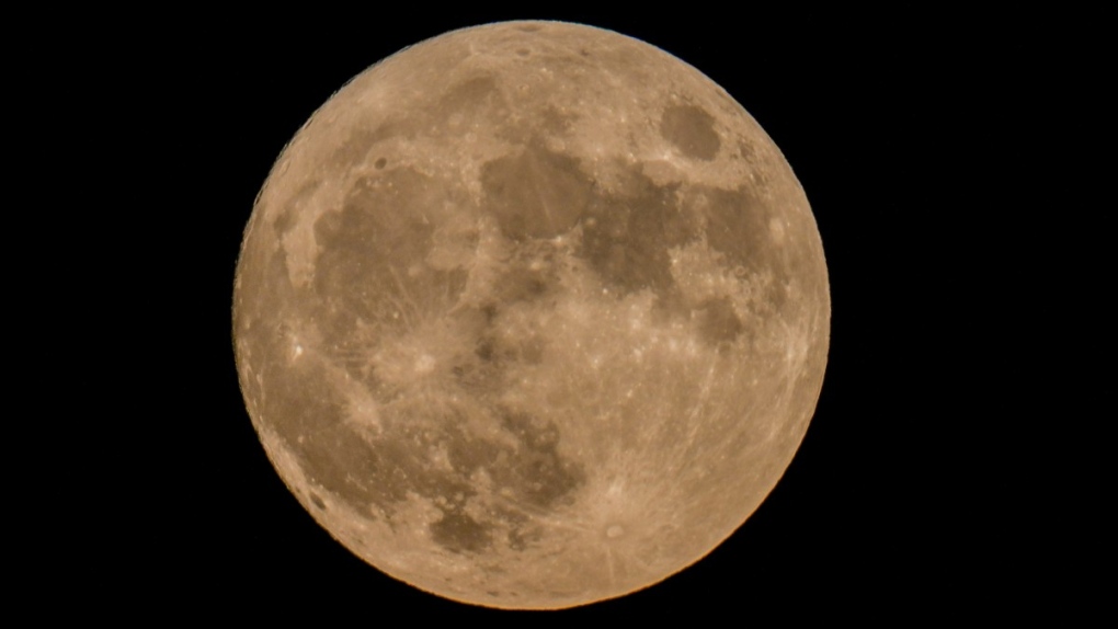 "Lune d'esturgeon": la dernière super lune de l'année passe au-dessus de la Terre