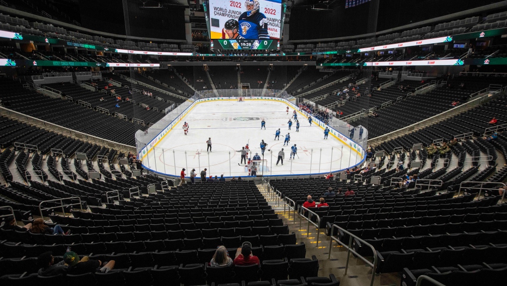 IIHF dice que los precios de las entradas y el escándalo de Hockey Canadá han llevado a una menor asistencia mundial juvenil