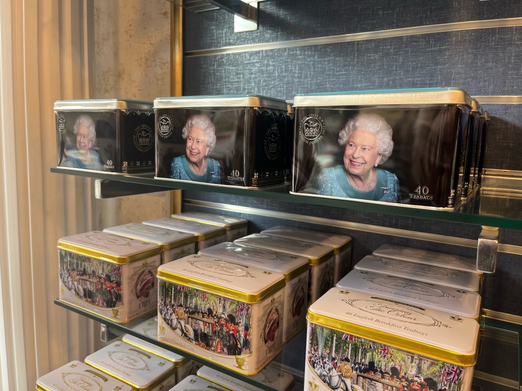 Kraliçe II. Elizabeth: Londra mağazaları hatıra eşyalarını stoklamakta zorlanıyor