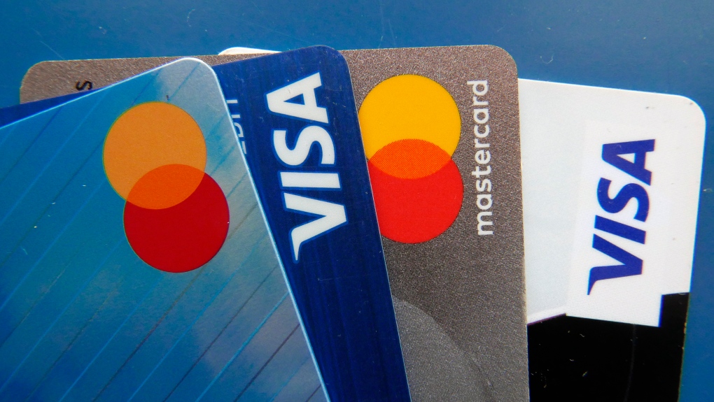 Les Canadiens facturent légèrement moins aux cartes de crédit principales qu’il y a un an: étude