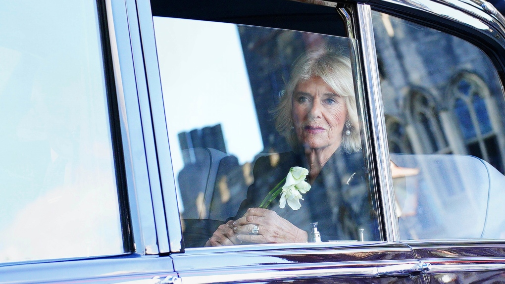 Camilla, koningin-gemalin om koningin Elizabeth II te begroeten