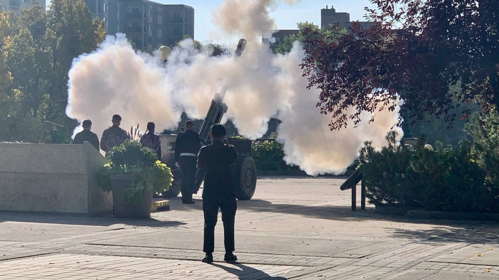 'I'm here to honour her': Manitobans flock to legislative grounds for gun salute to Queen Elizabeth II