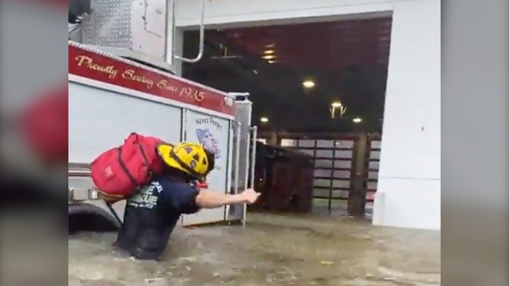 Un bombero capta las inundaciones del huracán Ian en Florida