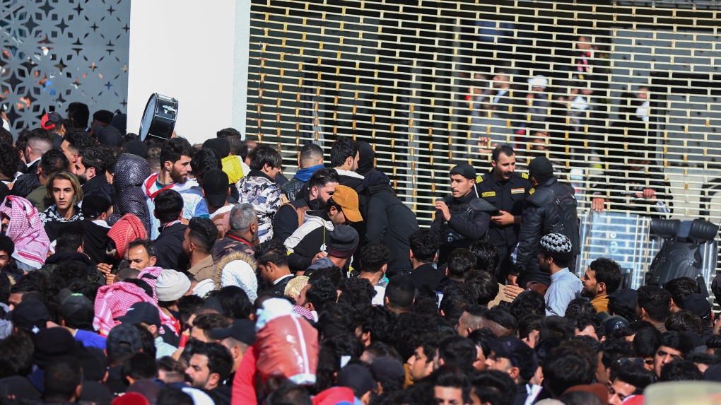 Hrozná tlačenica pred irackým futbalovým štadiónom
