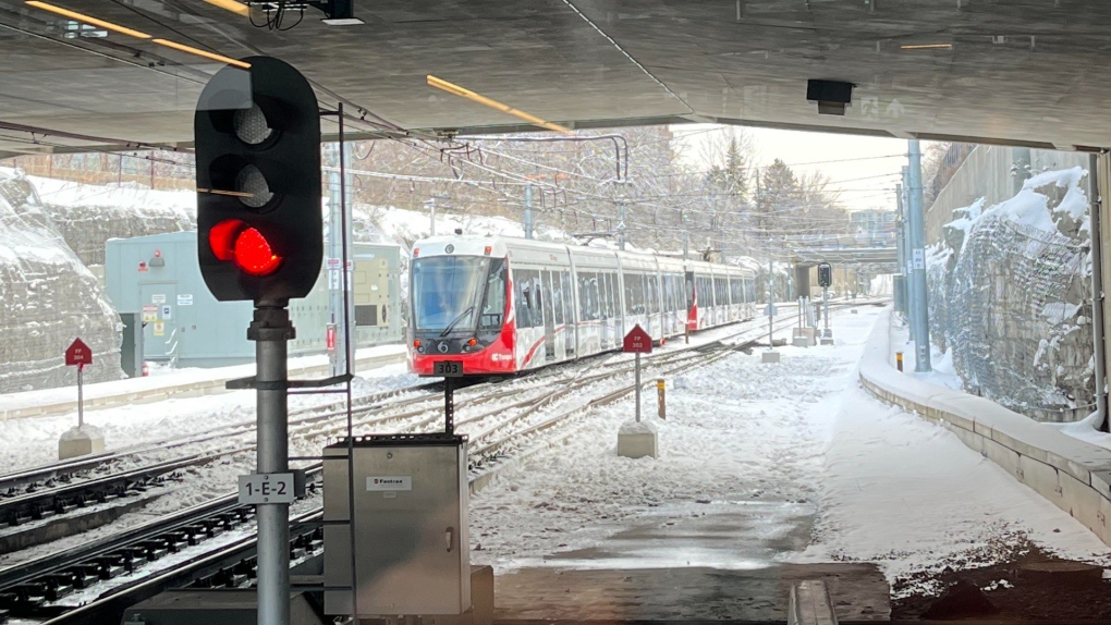 Stopped Ottawa LRT train causes delays
