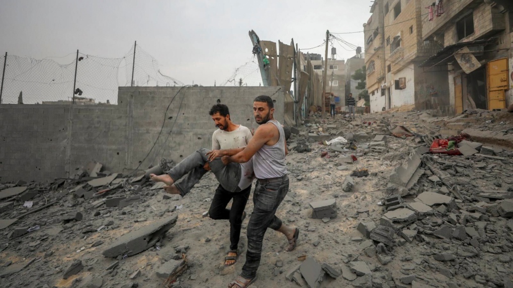 Les Palestiniens de Gaza sont confrontés à un choix : rester dans leurs maisons sous les frappes aériennes, ou fuir sous les frappes aériennes ?