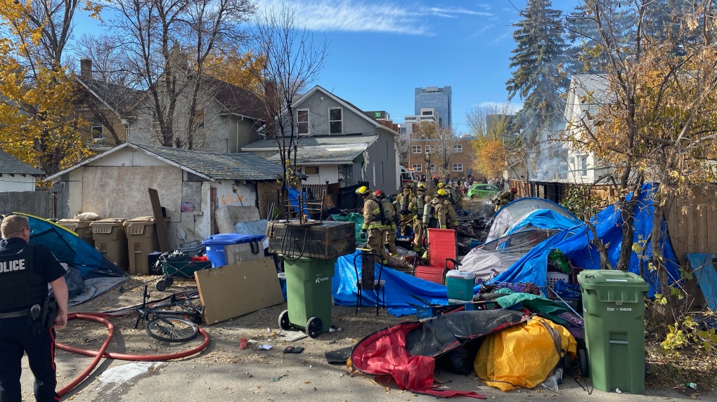 Regina tent encampment fire injures 1, crews investigating cause