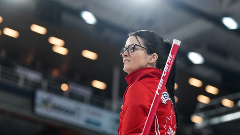 Einarson opens defence of Canadian curling title with win