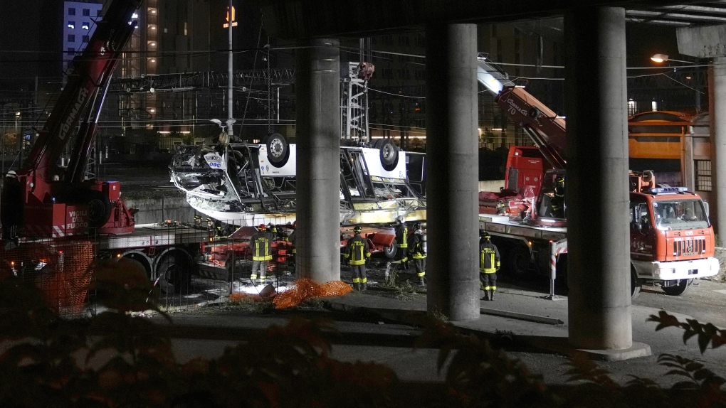 21 personas murieron en un accidente de autobús en Italia. Los bomberos trabajan hasta el amanecer para retirar los escombros