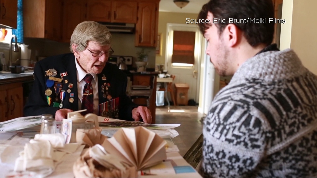 Ерік Брандт бере інтерв’ю у ветеранів, які заходять до Музею війни