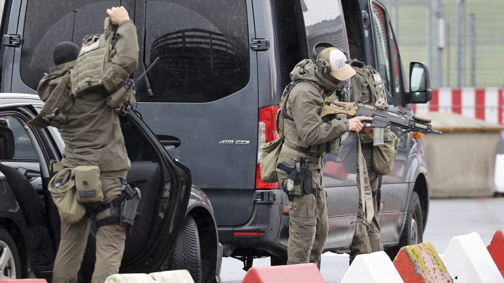 Die deutsche Polizei sagt, die Geiselnahme am Hamburger Flughafen sei vorbei