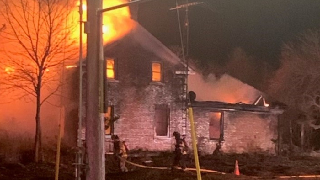 Orangeville, Ont., house fire engulfs entire building