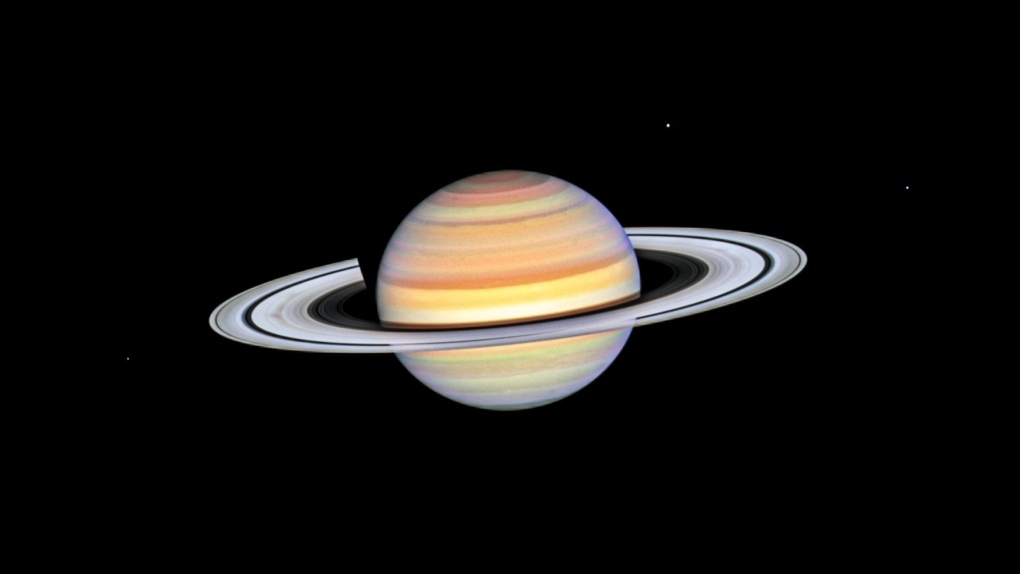 Saturn: Hubble obserwuje tajemnicze cienie na pierścieniach planety