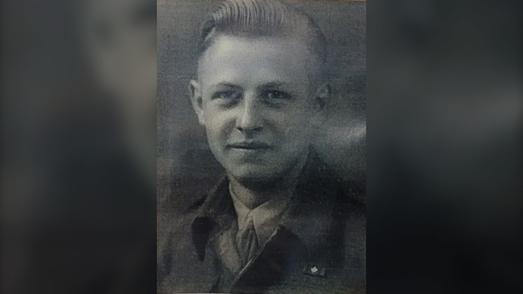 Saskatchewan.  Un vétéran de la Seconde Guerre mondiale reçoit la plus haute distinction française