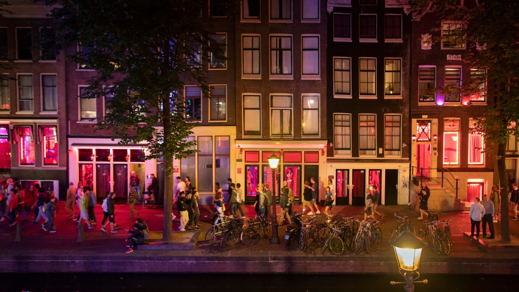 høj Mirakuløs stege Amsterdam bans weed, discourages alcohol in red light district | CTV News