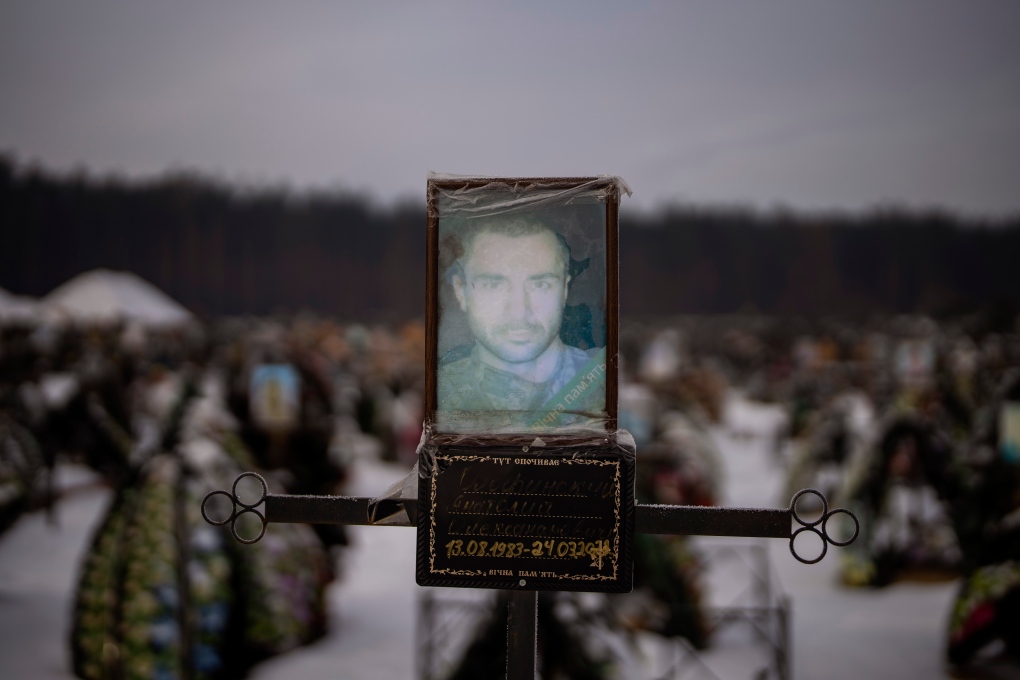 Ukrayna savaşı: Ölülerin mezar başı portreleri soluyor