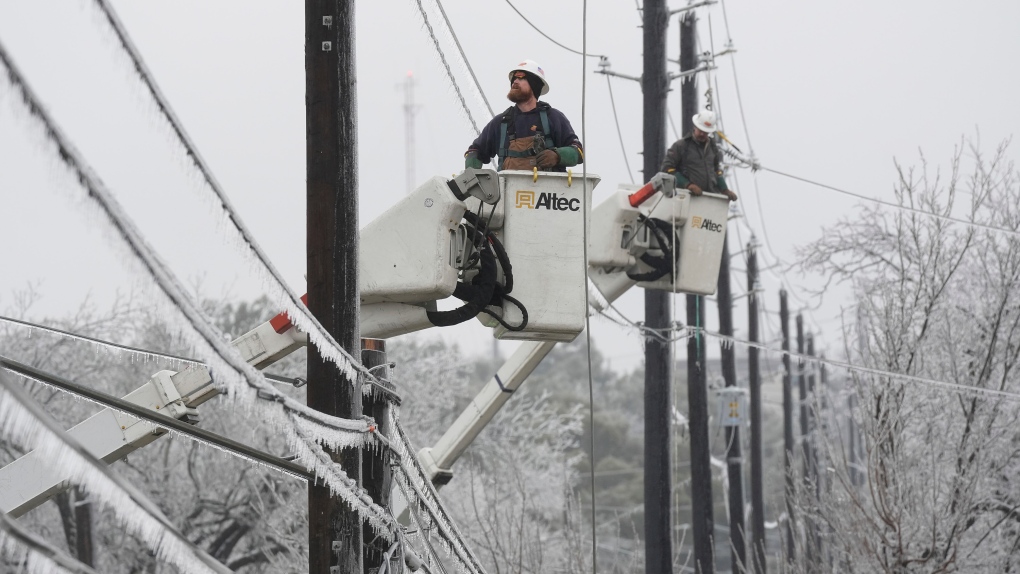 Badai Amerika membatalkan penerbangan dan memutus aliran listrik untuk ribuan orang