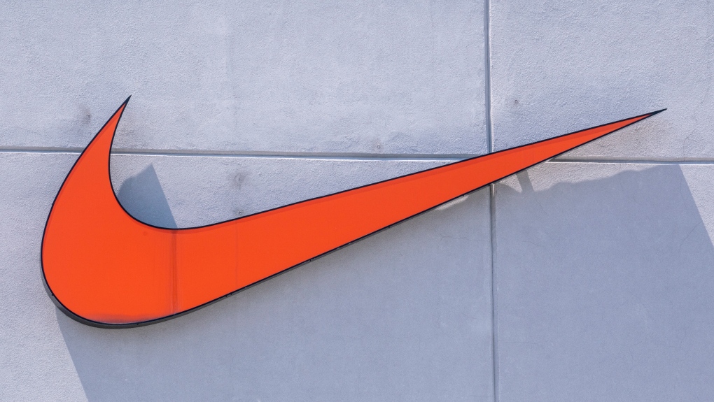 Перевернутые найк. Nike Swoosh 2020. Nike Swoosh logo Custom. Необычный свуш Nike. Перевернутый найк.