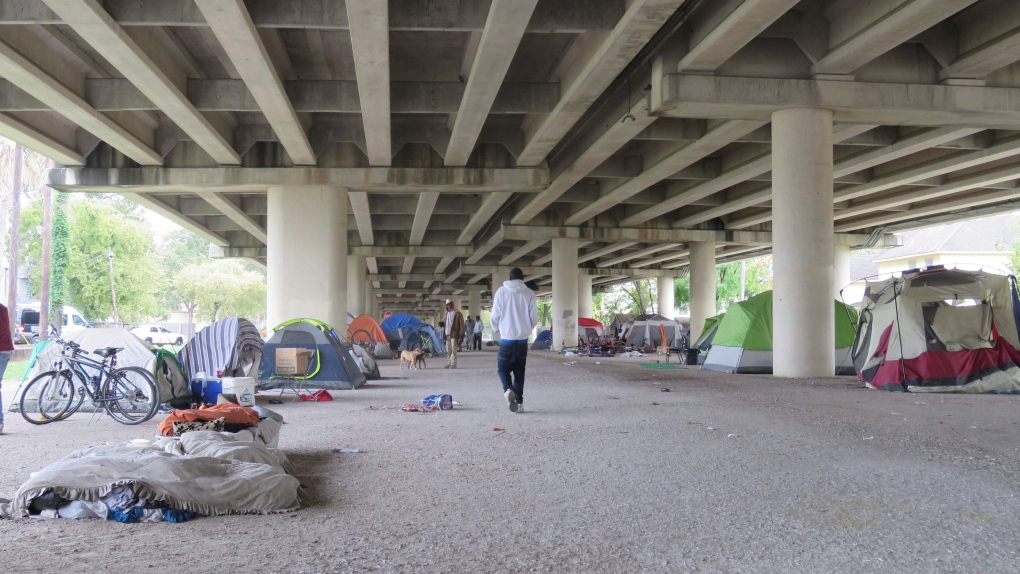 L’uomo della multa della polizia di Houston per sfamare i senzatetto