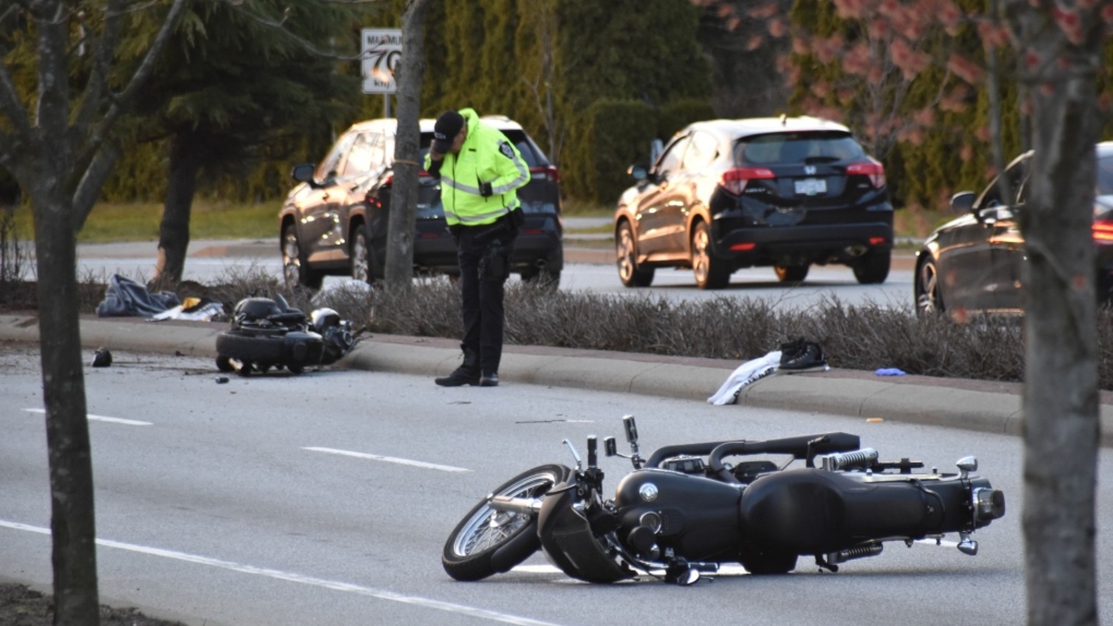 1 man dead, 1 seriously injured after motorcycles crash in Surrey suburb