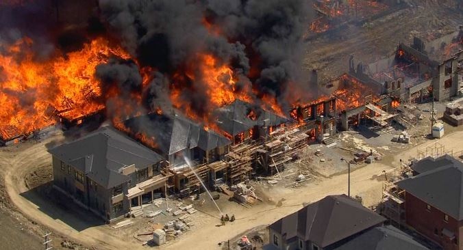 Massive fire breaks out in Vaughan, Ont.