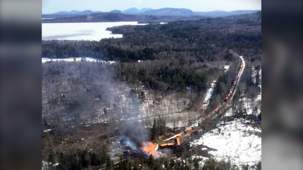 Le nettoyage commence après le déraillement d’un train de marchandises et un incendie dans le Maine