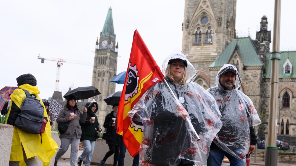 Federal government highlights 4 issues in talks with PSAC; union says some movement on wages
