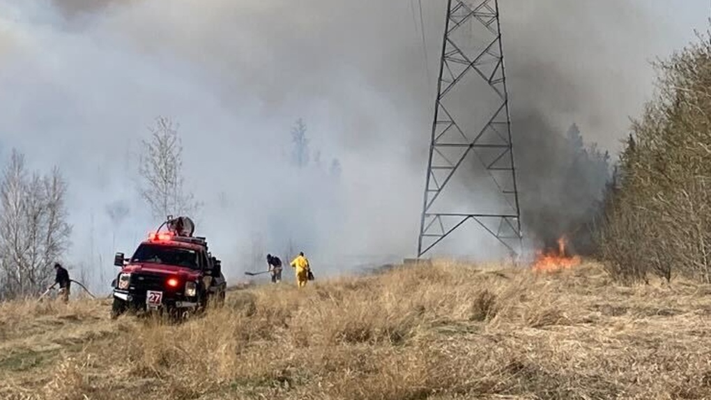 Grass fire sends plumes of smoke over west Edmonton