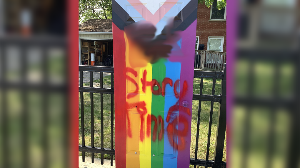 La porta del Pride è stata vandalizzata nella chiesa locale