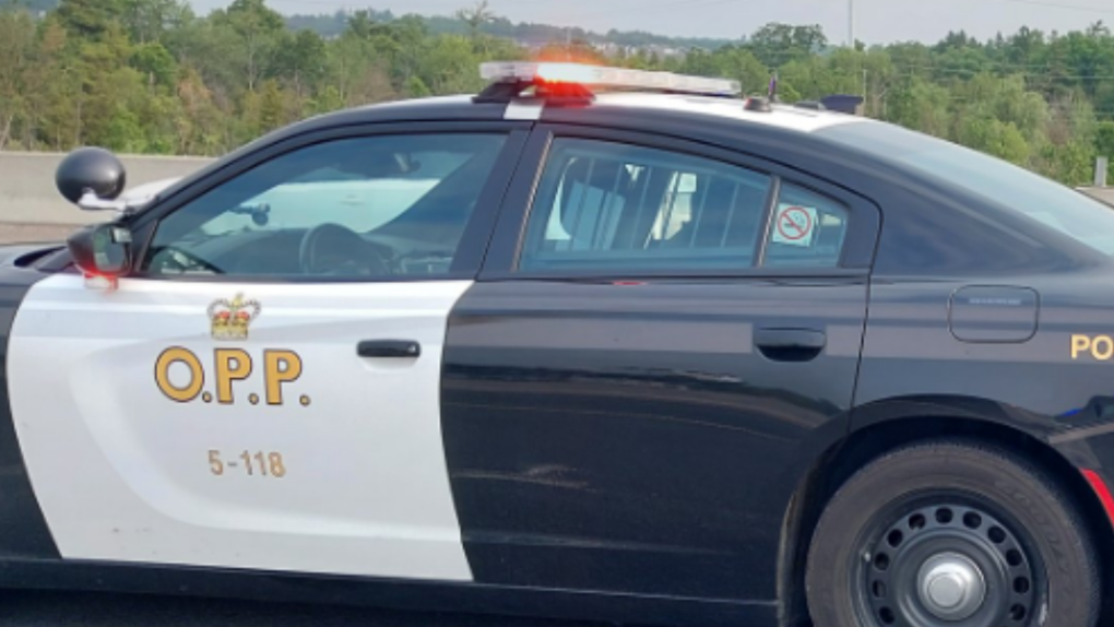 La polizia ha accusato un truffatore seriale che depreda le comunità dell’Ontario