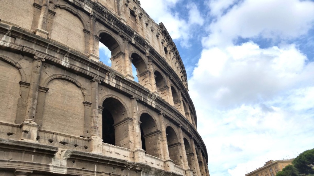 Coliseo de Roma: los turistas que tallan pueden enfrentar hasta 5 años de prisión
