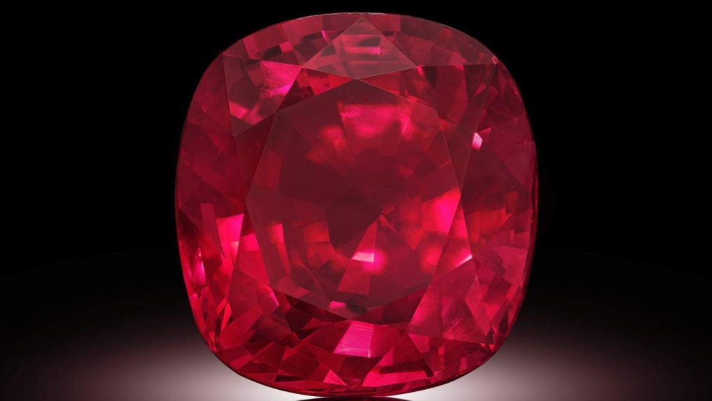 The ruby, named Estrela de Fura, has been described as “exceedingly rare.” (Courtesy of Sotheby's)
