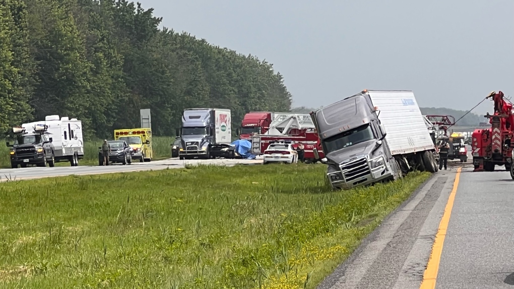 13-year-old dead after heavy truck collision on Que. highway, 4 others in critical condition