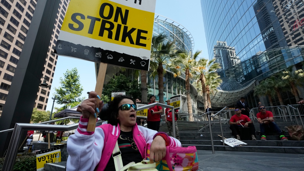 Les principaux travailleurs de l’hôtellerie du sud de la Californie font grève au sujet des salaires et des avantages sociaux