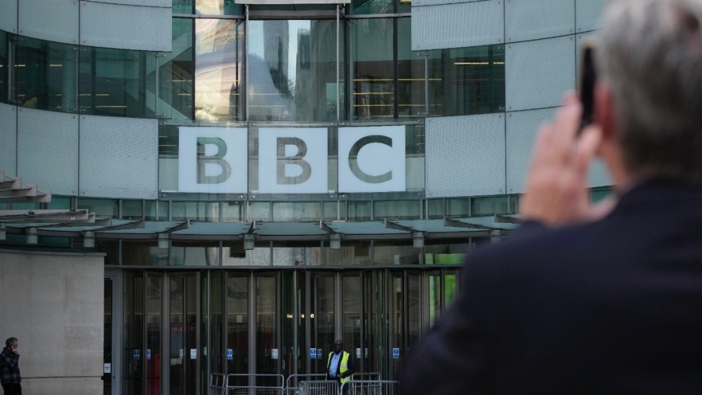 Prezenterka BBC zawieszona w związku z zarzutami, że nastolatek zapłacił za wulgarne zdjęcia