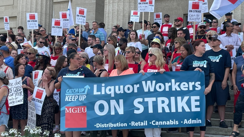 Grève de l’alcool : Rassemblement des travailleurs à l’Assemblée législative du Manitoba
