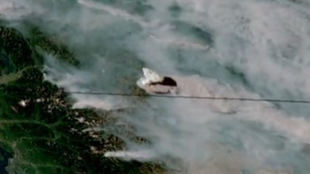 Une vidéo montre la fumée d’un feu de forêt en Colombie-Britannique qui éclate dans un nuage de pyrocumulonimbus