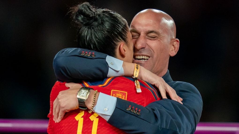 El presidente de la Federación Española de Fútbol le da un beso sorpresa en los labios al ganador del Mundial