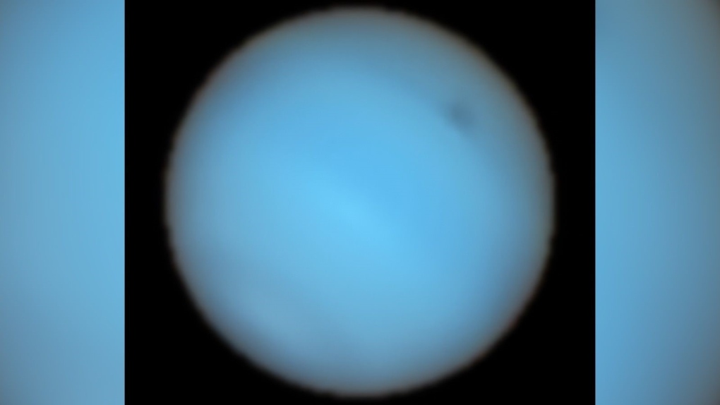 Neptuno: una mancha oscura vista a través de un telescopio