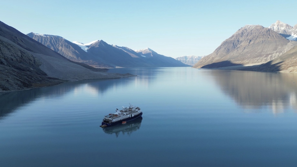El coronavirus ha informado de que un crucero de lujo encalló en Groenlandia