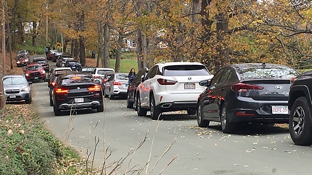 I turisti che sbirciano le foglie sono costretti a chiudere la strada secondaria del Vermont
