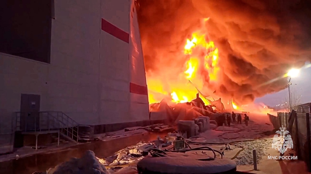 Een enorme brand verwoest een pakhuis in Rusland