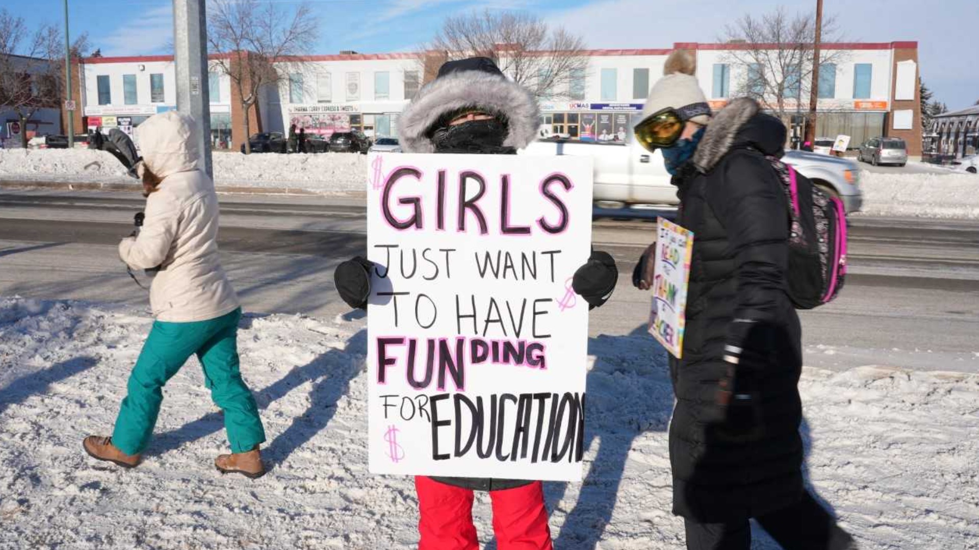 Approximately 3,000 Sask. teachers taking part in first rotating strike