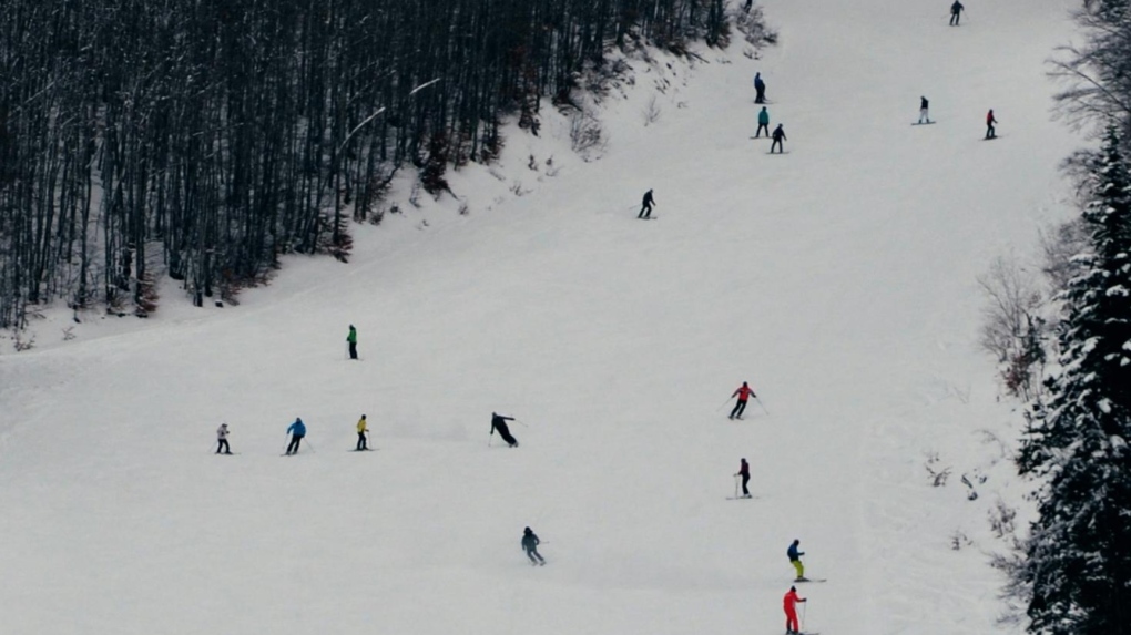 Man dies after fall on Quebec ski hill
