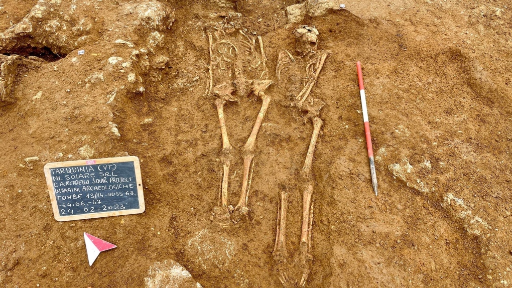 Hallan joyas antiguas en esqueletos cerca de Roma