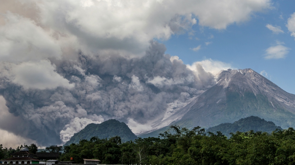 Gunung Merapi dan gunung berapi lainnya di Indonesia telah meletus, memaksa ribuan orang mengungsi