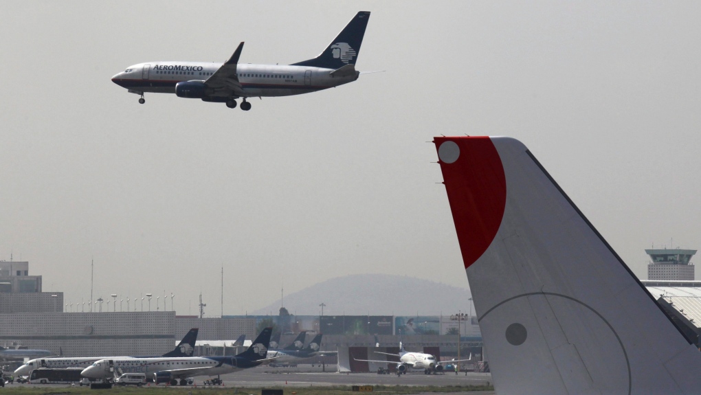 Otros pasajeros apoyan al hombre que abrió la salida de emergencia en el aeropuerto de México